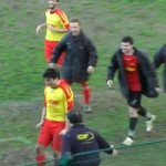 Foot : il explose une vitre avec sa tête pour célébrer son but (VIDEO)