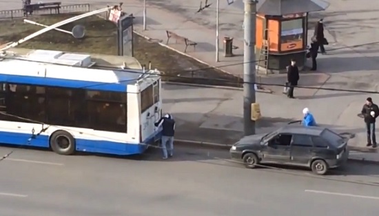 En panne, 2 russes tentent de remorquer leur voiture par un bus : FAIL (VIDEO)