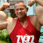 Il s&rsquo;injecte de l&rsquo;huile et de l&rsquo;alcool dans les bras pour gonfler ses muscles (PHOTOS ET VIDEO)