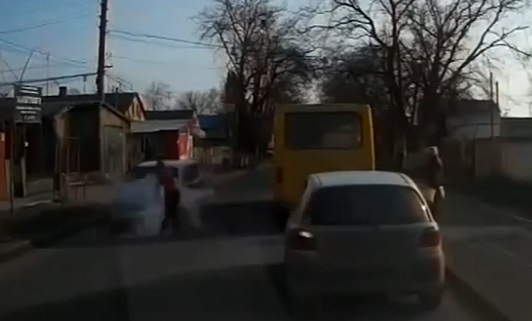Une femme se fait violemment percuter par une voiture (VIDEO)