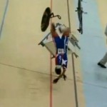 Spectaculaire accident en cyclisme sur piste (VIDEO)