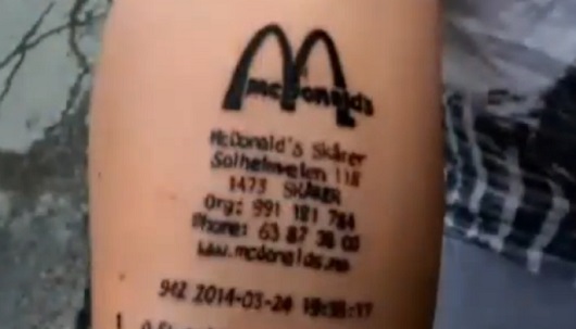 Il se fait tatouer son ticket du McDo sur l’avant bras (VIDEO)