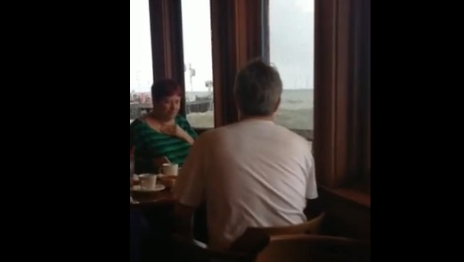 Une énorme vague fait exploser la vitre d’un restaurant (VIDEO)
