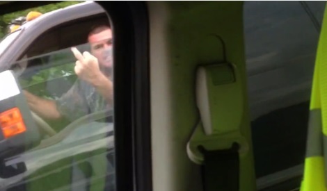 Ce chauffard reçoit la punition qu’il méritait (VIDEO)