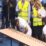 Il casse 155 noix avec la tête en 1 minute (VIDEO)