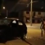 Une femme trompée détruit la voiture de son mari (VIDEO)