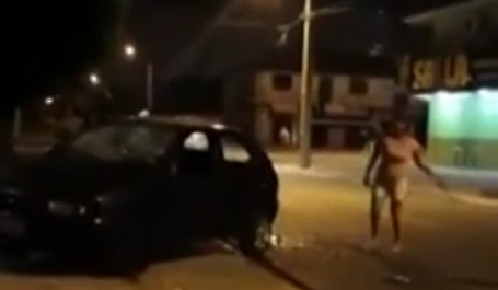 Une femme trompée détruit la voiture de son mari (VIDEO)