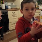 Une maman filme ses enfants en train de manger quand … (VIDEO)