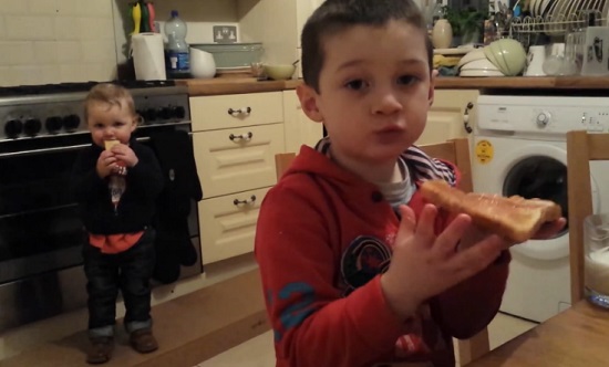 Une maman filme ses enfants en train de manger quand … (VIDEO)