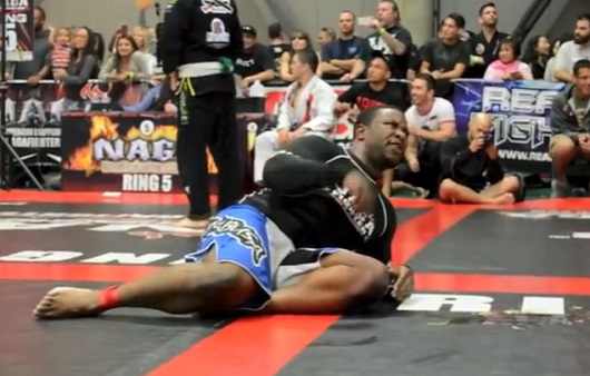 Un lutteur vomit après s’être fait péter dessus par son adversaire (VIDEO)
