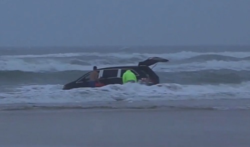 Choc : une mère fonce en voiture dans l’océan avec ses trois enfants à bord (VIDEO)