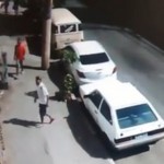 Un voleur de voiture corrigé par un homme (VIDEO)