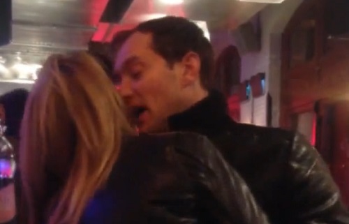 Ivre, Jude Law tente d’embrasser une femme dans un bar (VIDEO)