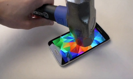 Samsung Galaxy S5 : test de résistance au marteau FAIL (VIDEO)