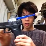Il se brosse les dents avec son pistolet à billes (VIDEO)