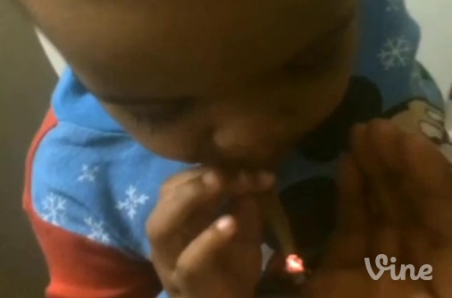 Des parents font fumer un joint à leur fils (VIDEO)
