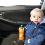 Un enfant effrayé par le rouleau du lavage auto (VIDEO)