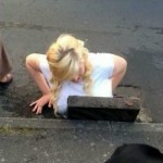 Elle reste coincée dans une bouche d&rsquo;égout en voulant récupérer son iPhone (PHOTOS)
