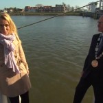 Une journaliste tombe à la mer en pleine interview (VIDEO)