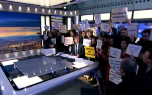 Le JT de France 2 de David Pujadas interrompu par des intermittents (VIDEO)