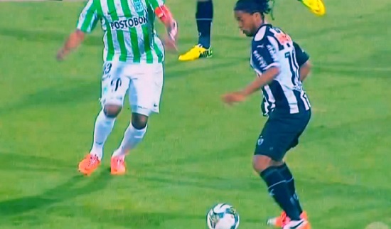 Ronaldinho est magique ! (VIDEO)