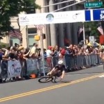 Cyclisme : un coureur gagne et tombe en célébrant sa victoire ! (VIDEO)