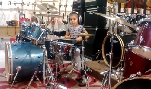 À 4 ans, elle reprend les classiques du rock à la batterie (VIDEO)