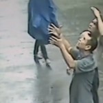 Un homme rattrape un bébé qui tombe du 2ème étage (VIDEO)