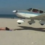 Un avion frôle un homme qui bronze sur une plage (VIDEO)