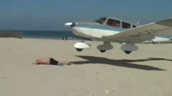 Un avion frôle un homme qui bronze sur une plage (VIDEO)