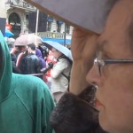 Gay Pride : Un transsexuel crache sur une journaliste (VIDEO)