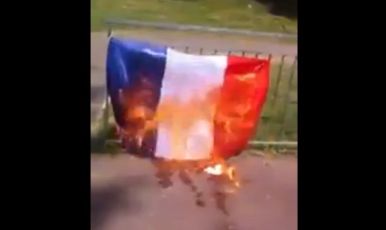 Mondial : Des algériens brûlent un drapeau français (VIDEO)