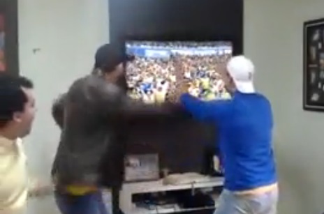 Un supporter brésilien casse sa télé après la victoire du Brésil (VIDEO)
