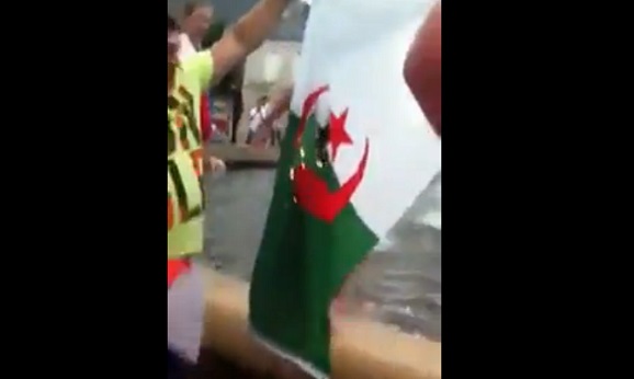 Mondial : Des supporters français brûlent un drapeau algérien (VIDEO)
