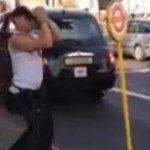 WTF : il se bat contre un arrêt de bus (vidéo)
