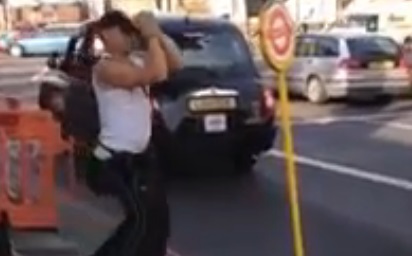 WTF : il se bat contre un arrêt de bus (vidéo)