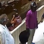 Des policiers et des braqueurs indiens dévalisent une bijouterie (vidéo)