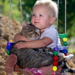 Votre bébé ne rit pas beaucoup ? Prenez-lui un chat (Vidéo)