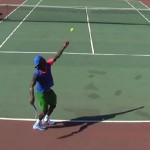 Un tennisman se ramasse en sautant au-dessus du filet (vidéo)
