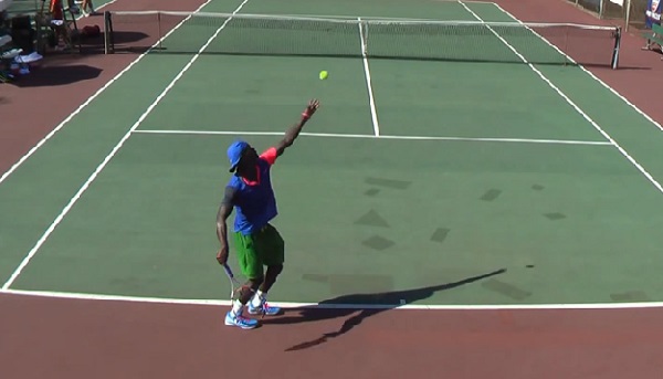 Un tennisman se ramasse en sautant au-dessus du filet (vidéo)