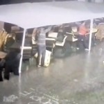 Il s&rsquo;envole littéralement et s&rsquo;écrase à cause d&rsquo;un gros coup de vent (vidéo)