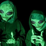 Il est réveillé par ses potes déguisés en aliens (vidéo)