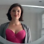 Elle place une caméra dans son décolleté pour piéger les passants (vidéo)