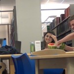 Manger bruyamment dans une bibliothèque (caméra cachée)