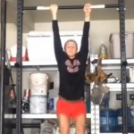 Muscu – Une jeune femme s&rsquo;essaye aux tractions (vidéo)