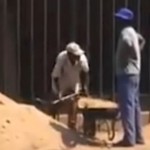 Deux ouvriers déplacent un tas de sable (vidéo)
