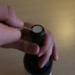 Ouvrir une bouteille de vin avec une clé (vidéo)