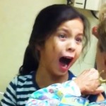 Grosse panique pour cette petite fille qui va se faire vacciner pour la première fois (vidéo)