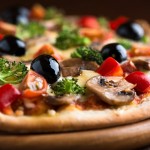 Un automobiliste vole la pizza d&rsquo;un homme qui attend son bus (vidéo)