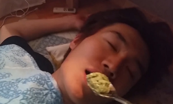 Il réveille son pote avec du wasabi (vidéo)